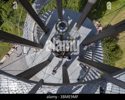 Blick auf die reflektierende Zeitkapsel im Schönbuchturm auf dem Stellberg im Naturpark Schönbuch südlich von Stuttgart, Herrenberg, Baden-Wuertte Stockfoto