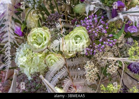 Thematische Blumenarrangements zu verschiedenen Gefühlen und Themen wie Here Nobody Give Me Flowers, gestaltet von der Meisterfloristikschule Stuttgart-hohe Stockfoto