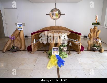 Bild mit Friedenstaube und Flagge der Ukraine auf Seidentüchern in den ukrainischen Nationalfarben blau und gelb im Chor des ersten Privaten Deutschlands Stockfoto