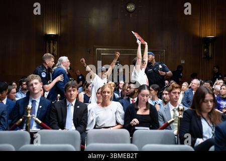 Die Demonstranten werden von der Capitol Police der Vereinigten Staaten aus dem Raum entfernt, als Russell Vought, Direktor, Office of Management and Budget (OMB), während der Anhörung des US-Senatsausschusses für Mittel Zeugenaussagen gab, um die Sonderbotschaft des Präsidenten vom 3. Juni 2025 im Dirksen Senate Office Building auf dem Capitol Hill in Washington, DC, USA, am Mittwoch, den 25. Juni, zu prüfen. 2025.Credit: Andrew Thomas/CNP /MediaPunch Stockfoto
