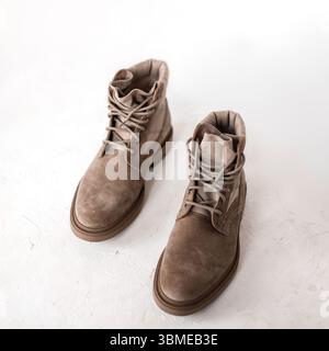 Modische beige Frühlingsschuhe für Herren aus Wildleder auf weißem Hintergrund. Stylische Kollektion Trendiger Herrenschuhe. Retro-Stil. Nahaufnahme. Stockfoto