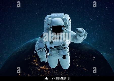 Astronaut Im Weltraum Auf Dem Hintergrund Des Planeten Erde. Raumfahrer Schweben. Reisekonzept Stockfoto