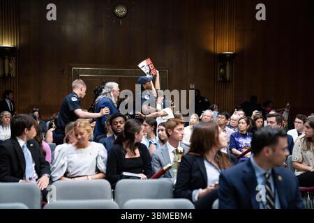Die Demonstranten werden von der Capitol Police der Vereinigten Staaten aus dem Raum entfernt, als Russell Vought, Direktor, Office of Management and Budget (OMB), während der Anhörung des US-Senatsausschusses für Mittel Zeugenaussagen gab, um die Sonderbotschaft des Präsidenten vom 3. Juni 2025 im Dirksen Senate Office Building auf dem Capitol Hill in Washington, DC, USA, am Mittwoch, den 25. Juni, zu prüfen. 2025.Credit: Andrew Thomas/CNP /MediaPunch Stockfoto