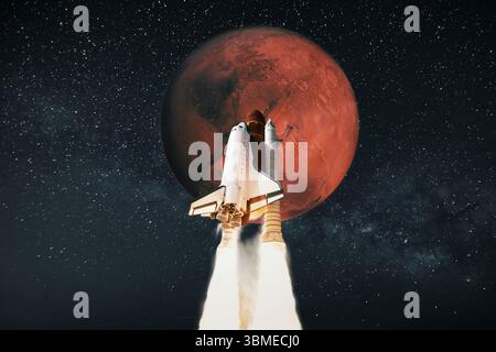 Raumschiff Auf Dem Roten Planeten Mars Gestartet. Space Rocket Fliegt Zum Planeten Auf Dem Sternenhimmel. Reisekonzept Stockfoto