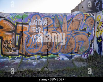 Hinter dem Projekt Urban Gardening in einem neuen Bebauungsgebiet am Alten Hafen Offenbach am Main, Hessen, Europa, verblieb Graffiti an der Wand Stockfoto