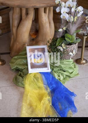 Bild mit Friedenstaube und Flagge der Ukraine in den Nationalfarben gelb und blau, das Wort 'Frieden' zwischen einer kleinen russischen und ukrainischen Flagge, Seide Stockfoto