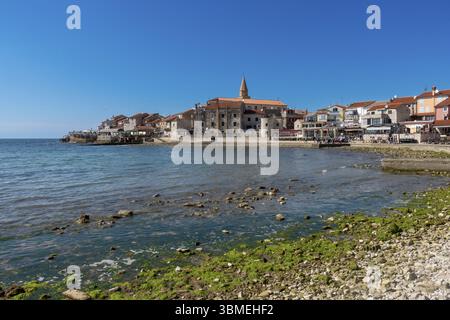Strand- und Stadtblick auf die Küstenstadt Umag, Istrien, Kroatien, Europa Stockfoto