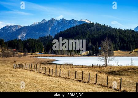 Alpenpanorama am gefrorenen Gerold-See in Bayern Stockfoto