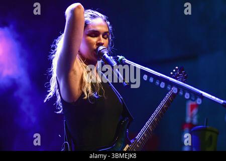 The Warning (Daniela Villarreal-Gitarre), live als Teil der „Keep Me Fed World Tour 2025“. Stockfoto