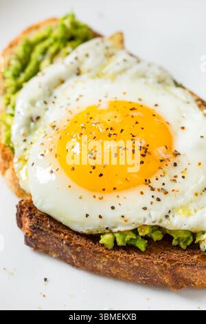 Gesunder, hausgemachter Avocado Toast mit über Ei zum Frühstück Stockfoto