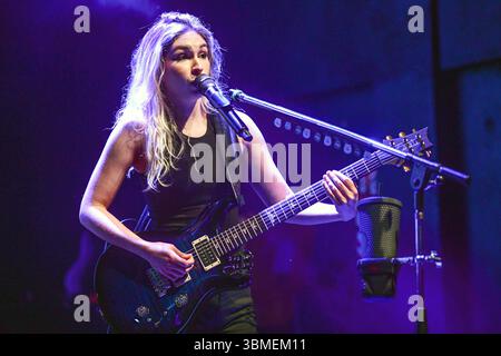 The Warning (Daniela Villarreal-Gitarre), live als Teil der „Keep Me Fed World Tour 2025“. Stockfoto