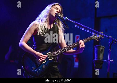 The Warning (Daniela Villarreal-Gitarre), live als Teil der „Keep Me Fed World Tour 2025“. Stockfoto