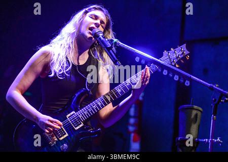 The Warning (Daniela Villarreal-Gitarre), live als Teil der „Keep Me Fed World Tour 2025“. Stockfoto