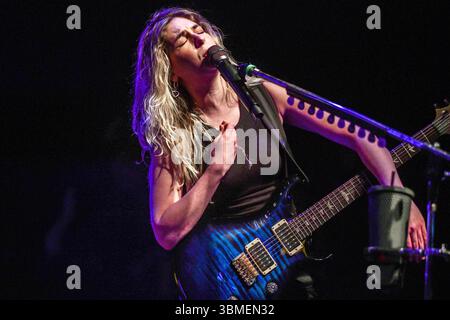 The Warning (Daniela Villarreal-Gitarre), live als Teil der „Keep Me Fed World Tour 2025“. Stockfoto