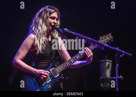 The Warning (Daniela Villarreal-Gitarre), live als Teil der „Keep Me Fed World Tour 2025“. Stockfoto