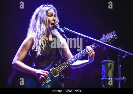 The Warning (Daniela Villarreal-Gitarre), live als Teil der „Keep Me Fed World Tour 2025“. Stockfoto