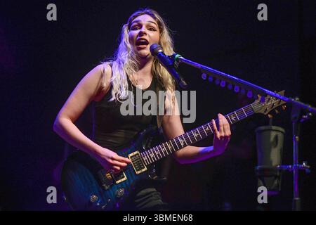 The Warning (Daniela Villarreal-Gitarre), live als Teil der „Keep Me Fed World Tour 2025“. Stockfoto
