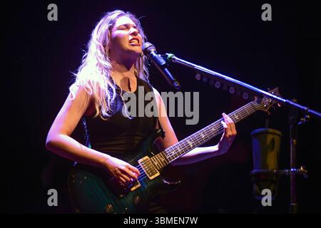 The Warning (Daniela Villarreal-Gitarre), live als Teil der „Keep Me Fed World Tour 2025“. Stockfoto