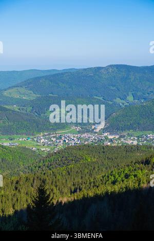 Frankreich, Isere, Villard-de-Lans, regionaler Naturpark Vercors, Panorama über das Dorf Villard-de-Lans vom Aufstieg zum Col Vert Stockfoto