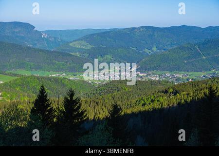 Frankreich, Isere, Villard-de-Lans, regionaler Naturpark Vercors, Panorama über das Dorf Villard-de-Lans vom Aufstieg zum Col Vert Stockfoto