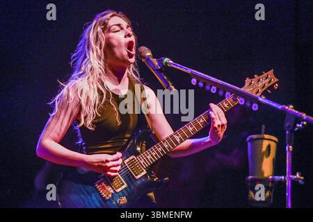 The Warning (Daniela Villarreal-Gitarre), live als Teil der „Keep Me Fed World Tour 2025“. Stockfoto