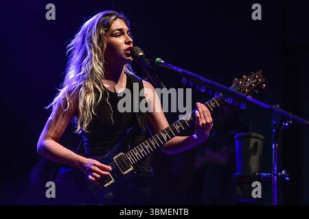 The Warning (Daniela Villarreal-Gitarre), live als Teil der „Keep Me Fed World Tour 2025“. Stockfoto