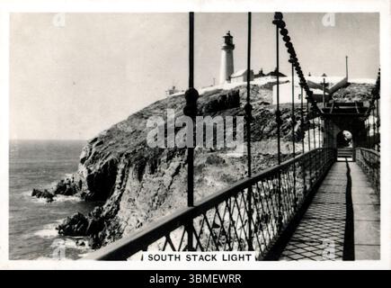 South Stack Light: Erbaut auf South Stack Island und bewacht den Eingang zu Holyhead, Wales. Aus der „Coastwise“-Serie von Zigarettenkarten, die 1939 von J.A. Pattreiouex Ltd. Veröffentlicht wurde, einem in Manchester ansässigen Tabakunternehmen, das vor allem für die Produktion der Marke Senior Service bekannt ist. Stockfoto