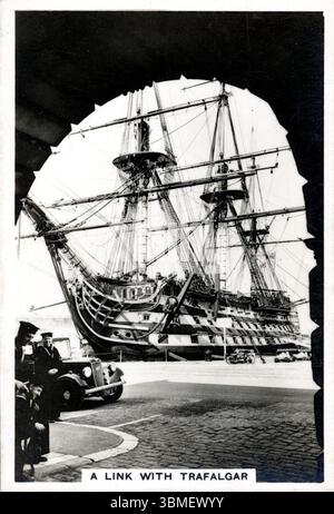 Eine Verbindung mit Trafalgar: HMS Victory im Hafen von Portsmouth. Aus der „Coastwise“-Serie von Zigarettenkarten, die 1939 von J.A. Pattreiouex Ltd. Veröffentlicht wurde, einem in Manchester ansässigen Tabakunternehmen, das vor allem für die Produktion der Marke Senior Service bekannt ist. Stockfoto