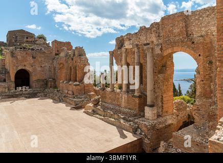 Ruinen des antiken griechischen Theaters in Taormina, in der Provinz Messina, Sizilien, Italien. Stockfoto
