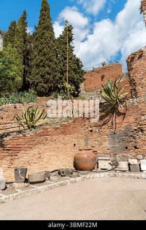 Ruinen des antiken griechischen Theaters in Taormina, in der Provinz Messina, Sizilien, Italien. Stockfoto