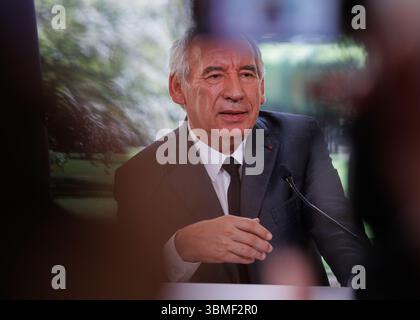 Saint Ouen, Paris, Frankreich. Juni 2025. Frankreichs Premierminister Francois Bayrou hält während einer Pressekonferenz nach seinen monatelangen Gesprächen über die Rentenreform mit Gewerkschaften und Arbeitgebern im Hotel de Matignon in Paris am 26. Juni 2025 eine Rede. (Kreditbild: © Sadak Souici/ZUMA Press Wire) NUR REDAKTIONELLE VERWENDUNG! Nicht für kommerzielle ZWECKE! Stockfoto