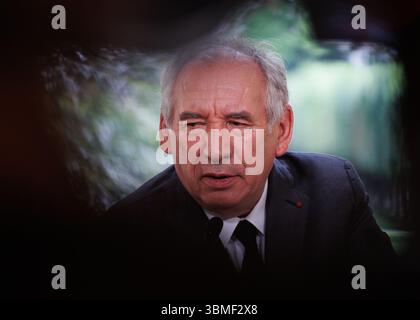 Saint Ouen, Paris, Frankreich. Juni 2025. Frankreichs Premierminister Francois Bayrou hält während einer Pressekonferenz nach seinen monatelangen Gesprächen über die Rentenreform mit Gewerkschaften und Arbeitgebern im Hotel de Matignon in Paris am 26. Juni 2025 eine Rede. (Kreditbild: © Sadak Souici/ZUMA Press Wire) NUR REDAKTIONELLE VERWENDUNG! Nicht für kommerzielle ZWECKE! Stockfoto