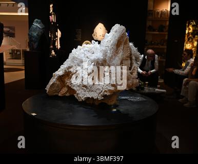 Die Treasure House Fair beginnt ihre dritte Ausgabe im Jahr 2025 und kehrt auf das historische Gelände des Royal Hospital Chelsea in London zurück. Während einer Woche im Höhepunkt der Londoner Sommersaison vereint das Treasure House eine kuratierte Mischung aus Kunst, Antiquitäten und Design. Siebzig der weltweit führenden Händler treffen sich, um ihre besten Werke zu präsentieren. Jedes Objekt wird sorgfältig von unabhängigen Experten geprüft, um höchste Qualität und Authentizität zu gewährleisten. Stockfoto