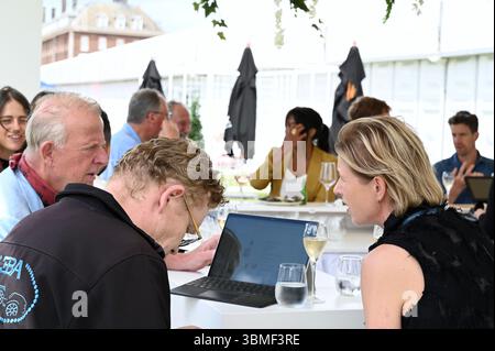 Die Treasure House Fair beginnt ihre dritte Ausgabe im Jahr 2025 und kehrt auf das historische Gelände des Royal Hospital Chelsea in London zurück. Während einer Woche im Höhepunkt der Londoner Sommersaison vereint das Treasure House eine kuratierte Mischung aus Kunst, Antiquitäten und Design. Siebzig der weltweit führenden Händler treffen sich, um ihre besten Werke zu präsentieren. Jedes Objekt wird sorgfältig von unabhängigen Experten geprüft, um höchste Qualität und Authentizität zu gewährleisten. Stockfoto