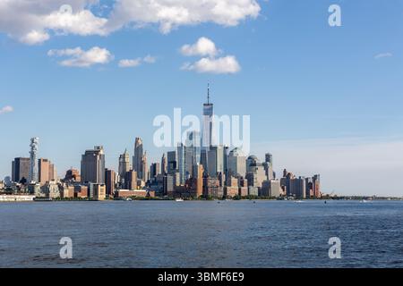 Ein klarer Blick auf die berühmte Skyline von Lower Manhattan mit dem Financial District, der an einem hellen, sonnigen Tag von der anderen Seite des Hudson River erfasst wurde Stockfoto