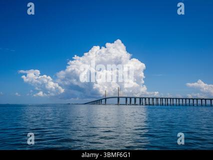 Die Sunshine Skyway Bridge, offiziell bekannt als Bob Graham Sunshine Skyway Bridge, erstreckt sich über die Tampa Bay in Florida und verbindet St. Petersburg mit Terra CEIA Stockfoto
