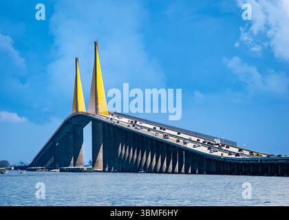 Die Sunshine Skyway Bridge, offiziell bekannt als Bob Graham Sunshine Skyway Bridge, erstreckt sich über die Tampa Bay in Florida und verbindet St. Petersburg mit Terra CEIA Stockfoto