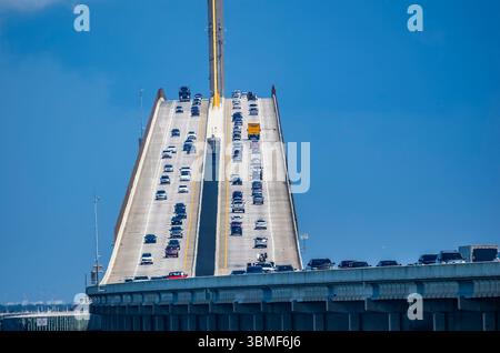 Die Sunshine Skyway Bridge, offiziell bekannt als Bob Graham Sunshine Skyway Bridge, erstreckt sich über die Tampa Bay in Florida und verbindet St. Petersburg mit Terra CEIA Stockfoto