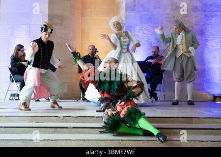 Paris, Frankreich. Juni 2025. Schauspieler treten während der Mystere Mozart Show im College des Bernardins in Paris am 26. Juni 2025 auf. Foto: Aurore Marechal/ABACAPRESS.COM Credit: Abaca Press/Alamy Live News Stockfoto