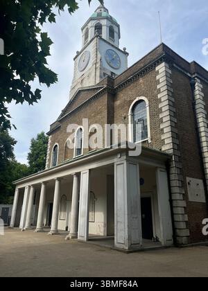 Heilige Dreifaltigkeitskirche, Clapham. Die Wohnung der Clapham-Schule, die dort verehrt hat. Es befindet sich auf der Nordseite des Clapham Common London SW4 0QZ Stockfoto