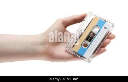 Frau mit Tonkassette mit leerem Etikett auf weißem Hintergrund, Nahaufnahme Stockfoto
