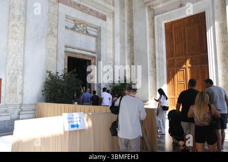 Menschenmassen gehen durch die heiligen Pforten (Porta Santa) der Archbasilika San Giovanni in Laterano in Rom Italien. Die Türen werden nur alle 25 Jahre im Rahmen des Jubiläums in Rom geöffnet. Stockfoto