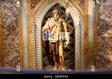 Statue des heiligen Johannes des Täufers in der Archbasilika des heiligen Johannes Lateran - Basilika San Giovanni in Laterano in Rom Italien. Stockfoto