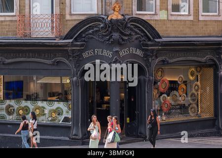 Ehemals Juwelier, heute Geschäft für Schokolade: Das traditionsreiche Geschäft Reis. Filhos an der Ecke Rua de Santa Catarina und Rua 31 de Janeiro in Porto besticht durch seine kunstvollen Jugendstil-Schaufenster aus dem Jahr 1905. Ein architektonisches Schmuckstück und stadtgeschichtliches Wahrzeichen. *** Früher Juwelier, heute Schokoladengeschäft: Das traditionelle Reis. Filhos an der Ecke Rua de Santa Catarina und Rua 31 de Janeiro in Porto beeindruckt mit seinen kunstvoll verzierten Jugendstil-Schaufenstern aus dem Jahr 1905, einem architektonischen Juwel und historischen Wahrzeichen der Stadt. Portugal GMS19456 Stockfoto