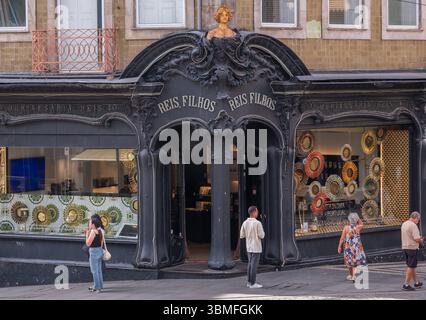 Ehemals Juwelier, heute Geschäft für Schokolade: Das traditionsreiche Geschäft Reis. Filhos an der Ecke Rua de Santa Catarina und Rua 31 de Janeiro in Porto besticht durch seine kunstvollen Jugendstil-Schaufenster aus dem Jahr 1905. Ein architektonisches Schmuckstück und stadtgeschichtliches Wahrzeichen. *** Früher Juwelier, heute Schokoladengeschäft: Das traditionelle Reis. Filhos an der Ecke Rua de Santa Catarina und Rua 31 de Janeiro in Porto beeindruckt mit seinen kunstvoll verzierten Jugendstil-Schaufenstern aus dem Jahr 1905, einem architektonischen Juwel und historischen Wahrzeichen der Stadt. Portugal GMS19454 Stockfoto