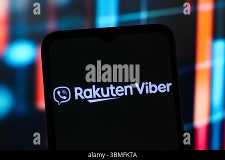 In dieser Abbildung wird das Rakuten Viber Logo auf einem Smartphone-Bildschirm angezeigt. Stockfoto