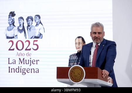 Mexiko-Stadt, Mexiko. Juni 2025. Alfredo Ramirez Bedolla, Gouverneur des Bundesstaates Michoacan, spricht während der Bekanntgabe der 14 Gouverneure, die an der Umsetzung von Economic Development for Wellbeing beteiligt sein werden, um Investitionen anzukurbeln. Am 26. Juni 2025 in Mexiko-Stadt. (Foto: Luis Barron/ Credit: Eyepix Group/Alamy Live News Stockfoto