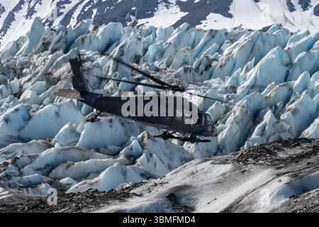 Ein Hubschrauber der Alaska Army National Guard UH-60L Black Hawk startet am 12. Juni 2025 vom Colony Glacier in Alaska. Bis Juni 2025 wurden 49 der 52 Servicemitarbeiter identifiziert. Die Bergungsbemühungen werden seit 2012 jeden Sommer von Mitarbeitern des Alaskan Command, der 11. Luftlandedivision, der Alaska National Guard, der Luftwaffe Mortuary Affairs Operations, des Armed Forces Medical Examiner Systems (AFMES), der US Army Alaska, des 673. Luftstützenflügels, des 3. Flügels und der Abtrennung 1, der 66. Trainingsgeschwader durchgeführt. (Foto der U.S. Air Force von Senior Airman Quatasia Carter) Stockfoto