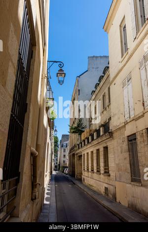 Blick auf die Rue Visconti, eine enge und malerische Gasse im alten und touristischen Viertel Saint-Germain-des-Prés in Paris, Frankreich Stockfoto