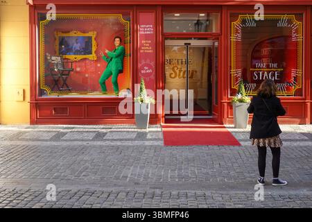 Prag, Tschechische Republik. Mai 2025. Besucher stehen am 9. Mai 2025 vor dem Eingang des Madame Tussauds Wachsmuseums in Prag, Tschechische Republik. Die rote Fassade lädt Touristen ein, „in die Welt der Berühmtheit einzutauchen“ und Fotos mit Werbeanzeigen zu machen. (Foto: Michael Nguyen/NurPhoto) Credit: NurPhoto SRL/Alamy Live News Stockfoto